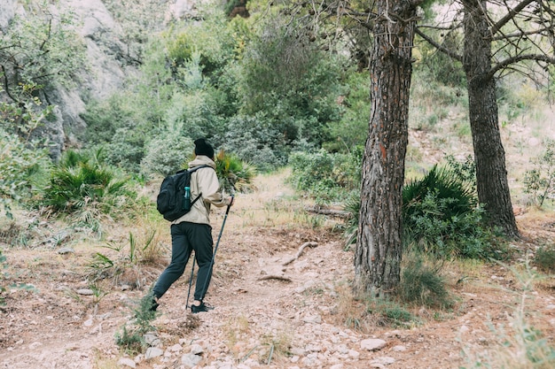 Hombre haciendo trekking en montañas