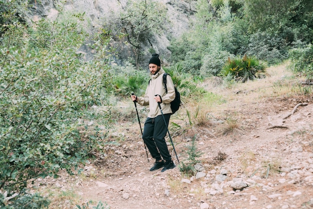 Hombre haciendo trekking en montañas