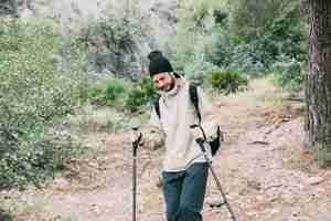 Foto gratuita hombre haciendo trekking en montañas