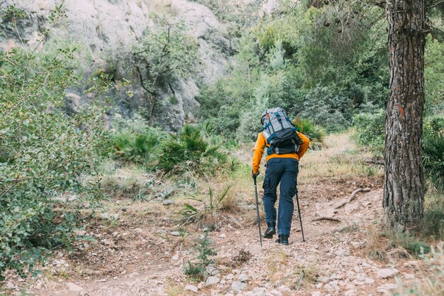 Hombre haciendo trekking en montañas