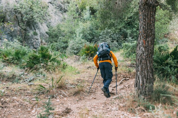 Hombre haciendo trekking en montañas