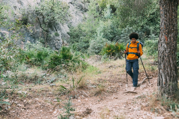 Hombre haciendo trekking en montañas