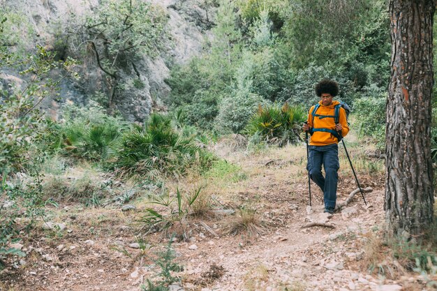 Hombre haciendo trekking en montañas