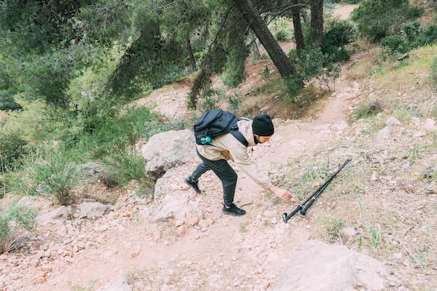 Foto gratuita hombre haciendo trekking en montañas