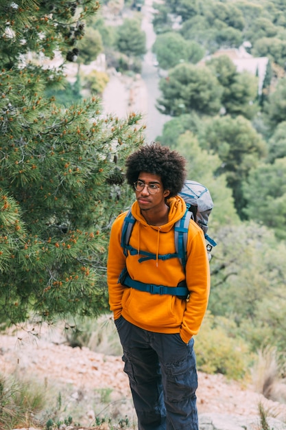 Hombre haciendo trekking en montañas