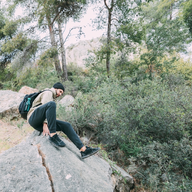 Hombre haciendo trekking en montañas