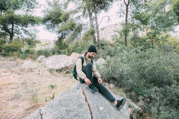 Foto gratuita hombre haciendo trekking en montañas