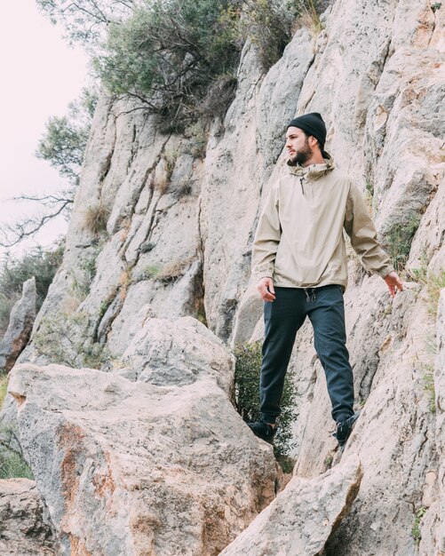 Hombre haciendo trekking en montañas