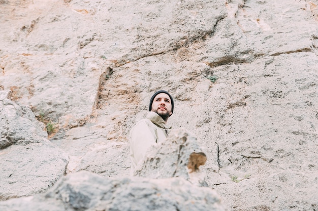 Hombre haciendo trekking en montañas