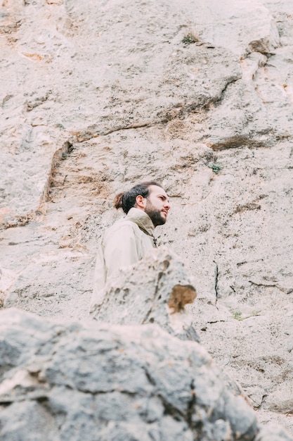 Hombre haciendo trekking en montañas