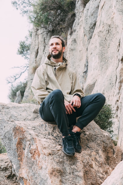 Foto gratuita hombre haciendo trekking en montañas