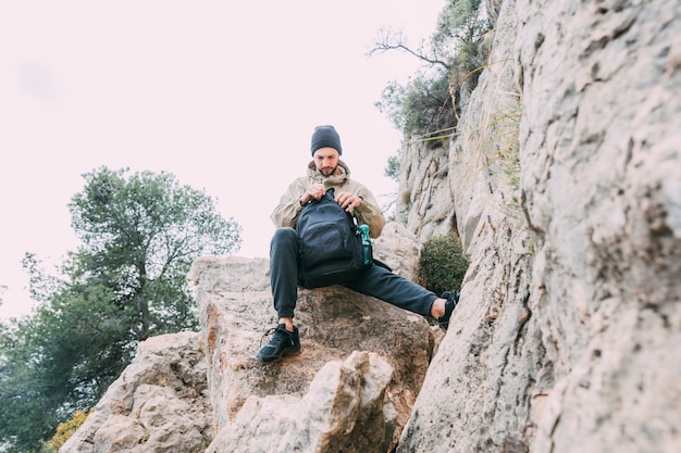 Hombre haciendo trekking en montañas