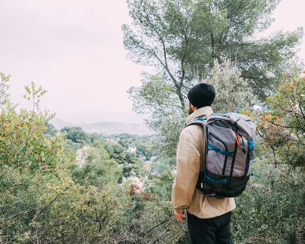 Hombre haciendo trekking en montañas