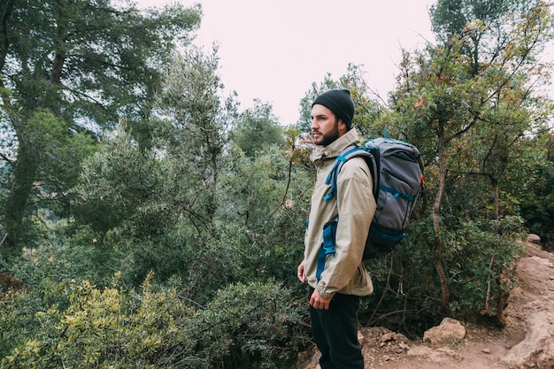 Hombre haciendo trekking en montañas