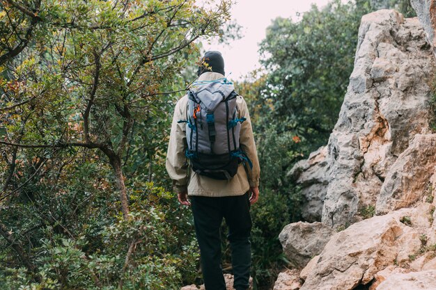 Hombre haciendo trekking en montañas