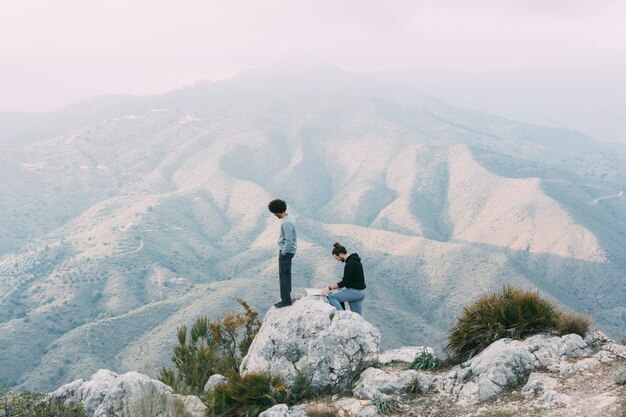 Hombre haciendo trekking en la naturaleza