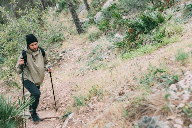 Foto gratuita hombre haciendo trekking en la naturaleza