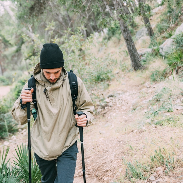 Hombre haciendo trekking en la naturaleza