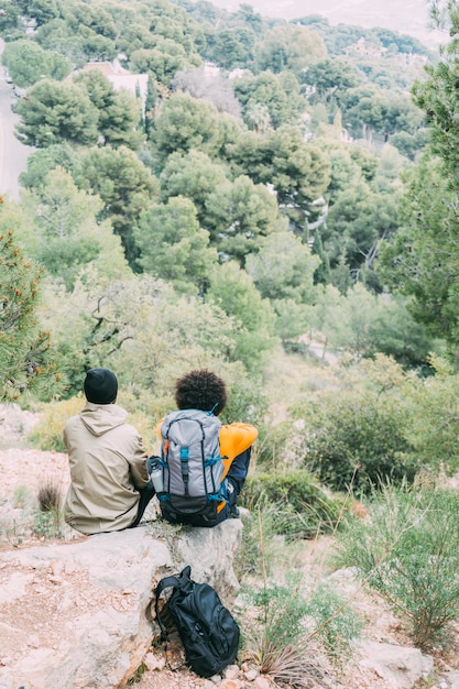 Foto gratuita hombre haciendo trekking en la naturaleza