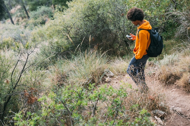 Hombre haciendo trekking en la naturaleza