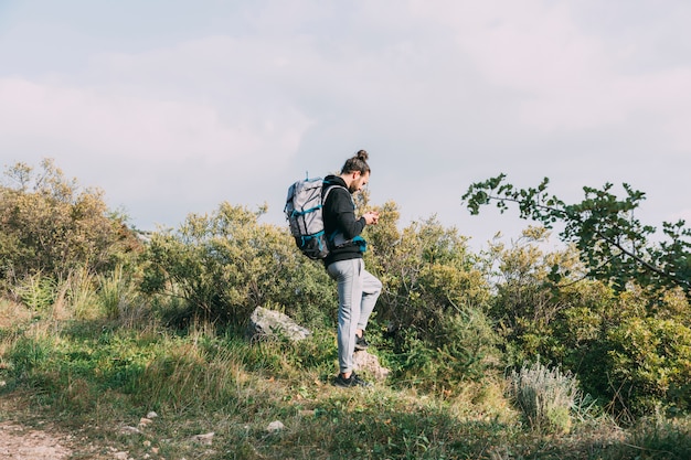 Hombre haciendo trekking en la naturaleza