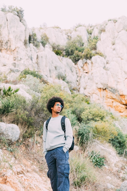 Hombre haciendo trekking en la naturaleza