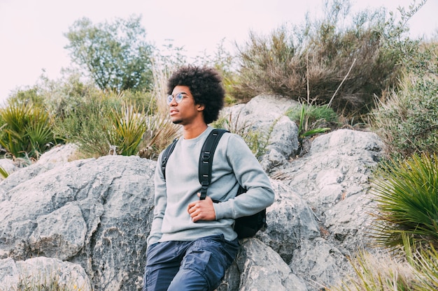 Hombre haciendo trekking en la naturaleza