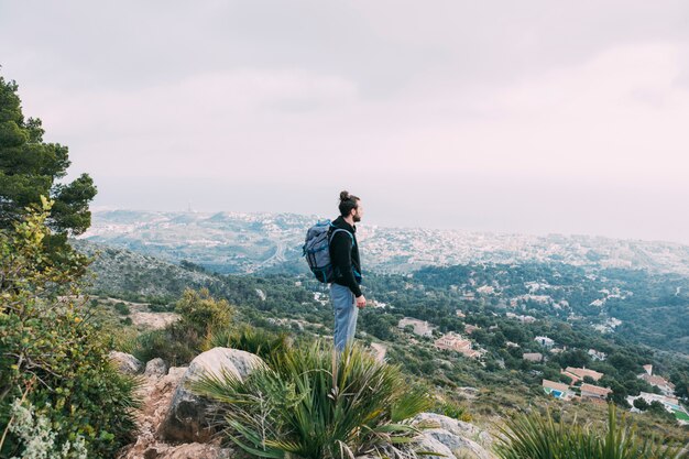 Hombre haciendo trekking en la naturaleza