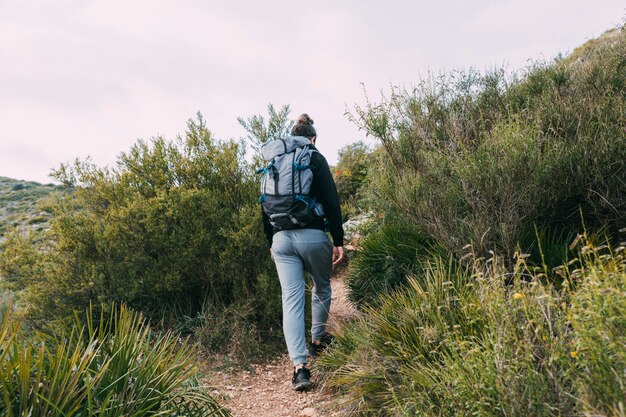 Hombre haciendo trekking en la naturaleza