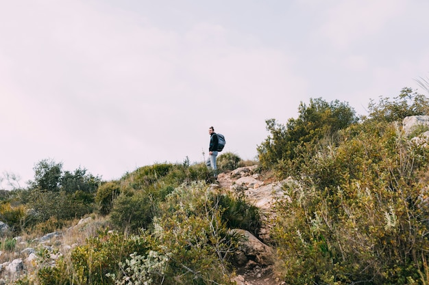 Hombre haciendo trekking en la naturaleza