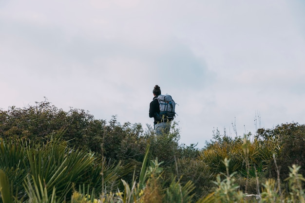 Hombre haciendo trekking en la naturaleza