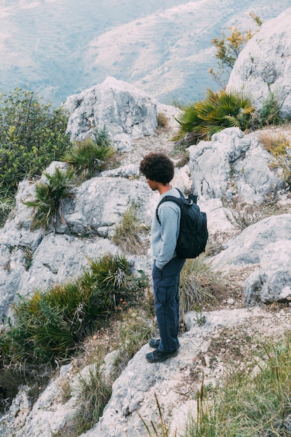 Hombre haciendo trekking en la naturaleza