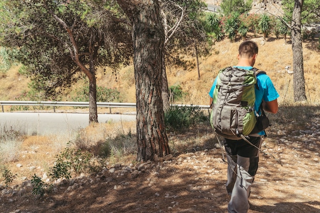 Hombre haciendo trekking