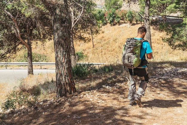 Foto gratuita hombre haciendo trekking