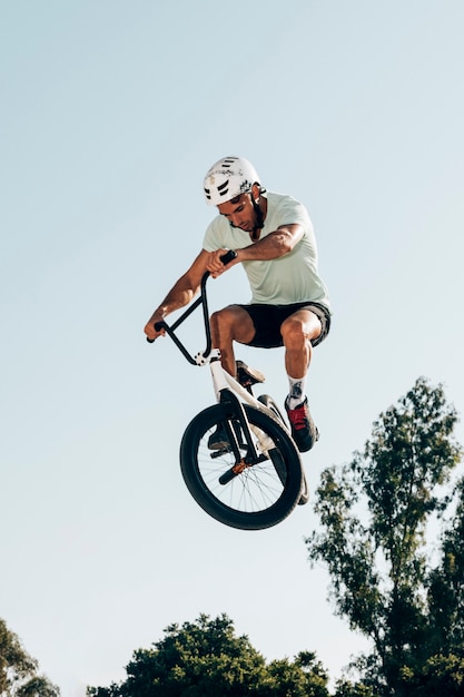 Hombre haciendo trucos en el aire