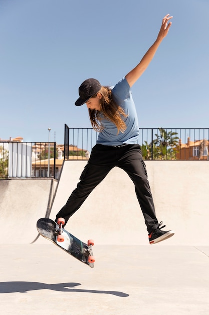 Hombre haciendo trucos con patineta full shot