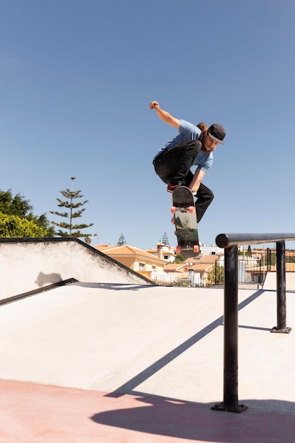 Hombre haciendo trucos con patineta