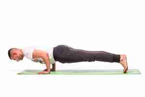 Foto gratuita el hombre está haciendo yoga aislado sobre fondo blanco.