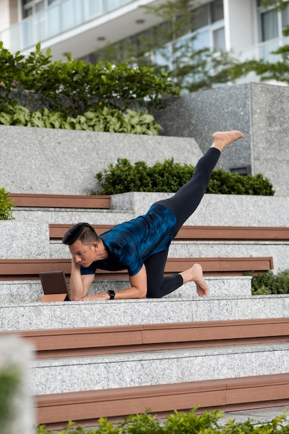 Hombre haciendo yoga en pasos