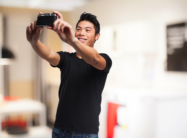 Hombre haciéndose una autofoto