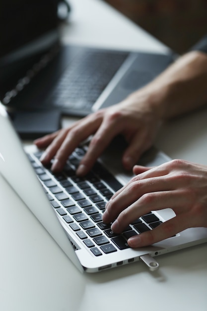 Hombre hacker en laptop