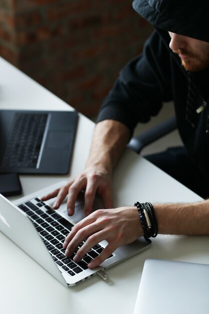 Hombre hacker en laptop