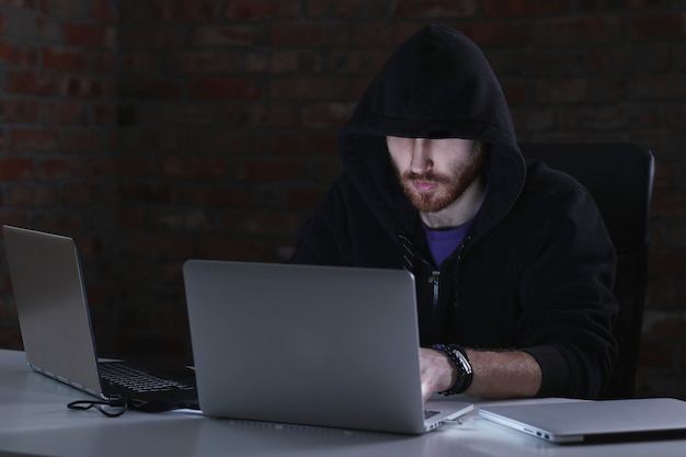 Foto gratuita hombre hacker en laptop