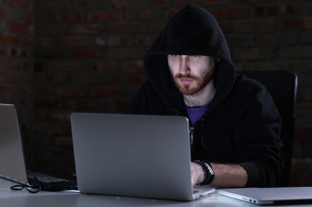 Hombre hacker en laptop