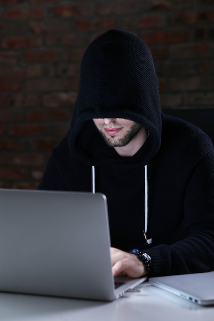 Hombre hacker en laptop