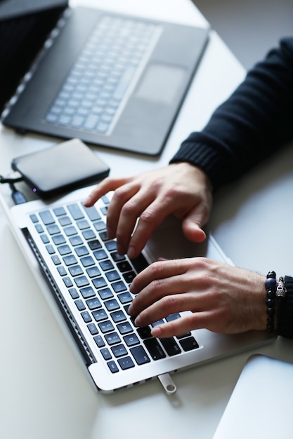 Hombre hacker en laptop