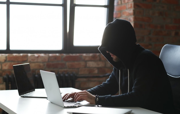 Hombre hacker en laptop