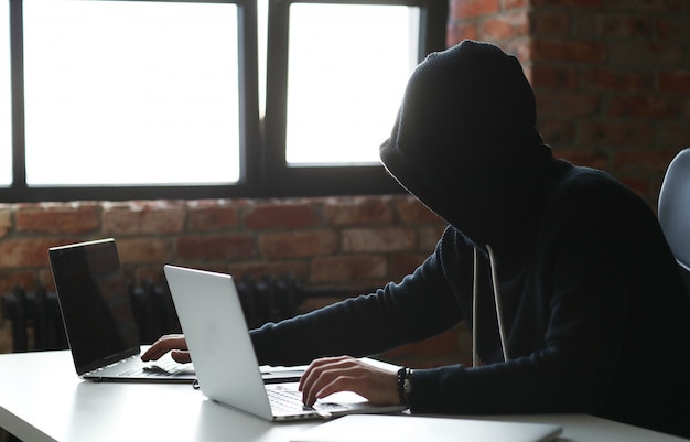 Hombre hacker en laptop