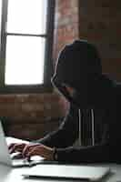 Foto gratuita hombre hacker en laptop