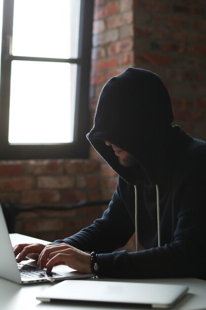 Hombre hacker en laptop